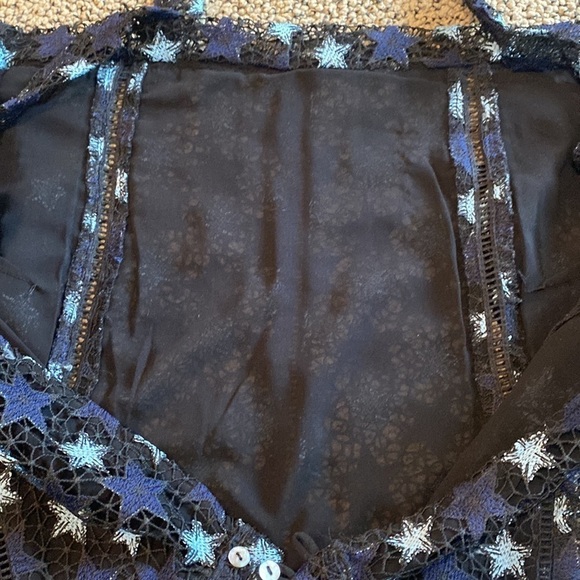 Willow and Clay “Lace” Star ⭐️ Wrap Shirt Size Medium in Like New Condition - Picture 8 of 10